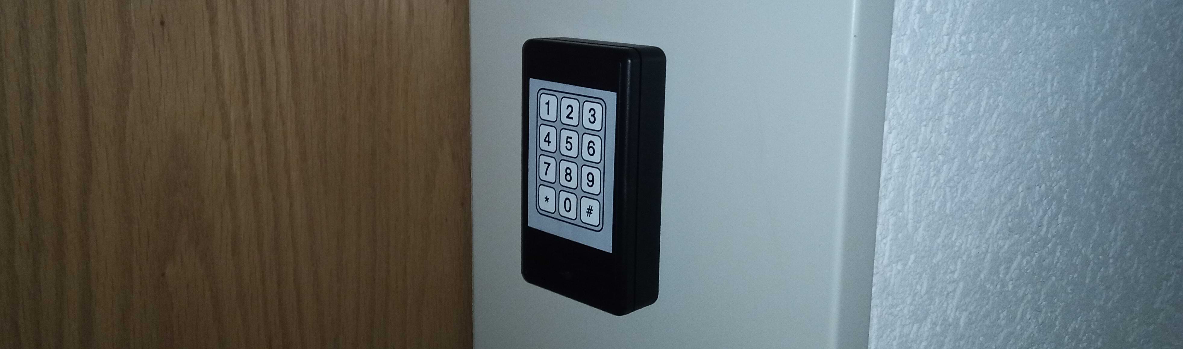 Homematic IP PIN-Pad an Wohnungstür.