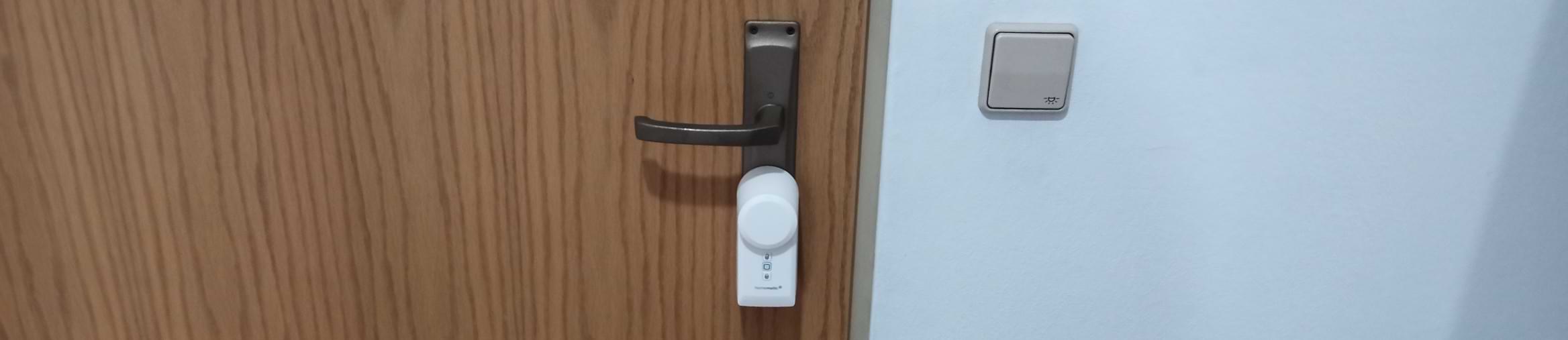 Homematic IP Türschlossantrieb an Wohnungstür.