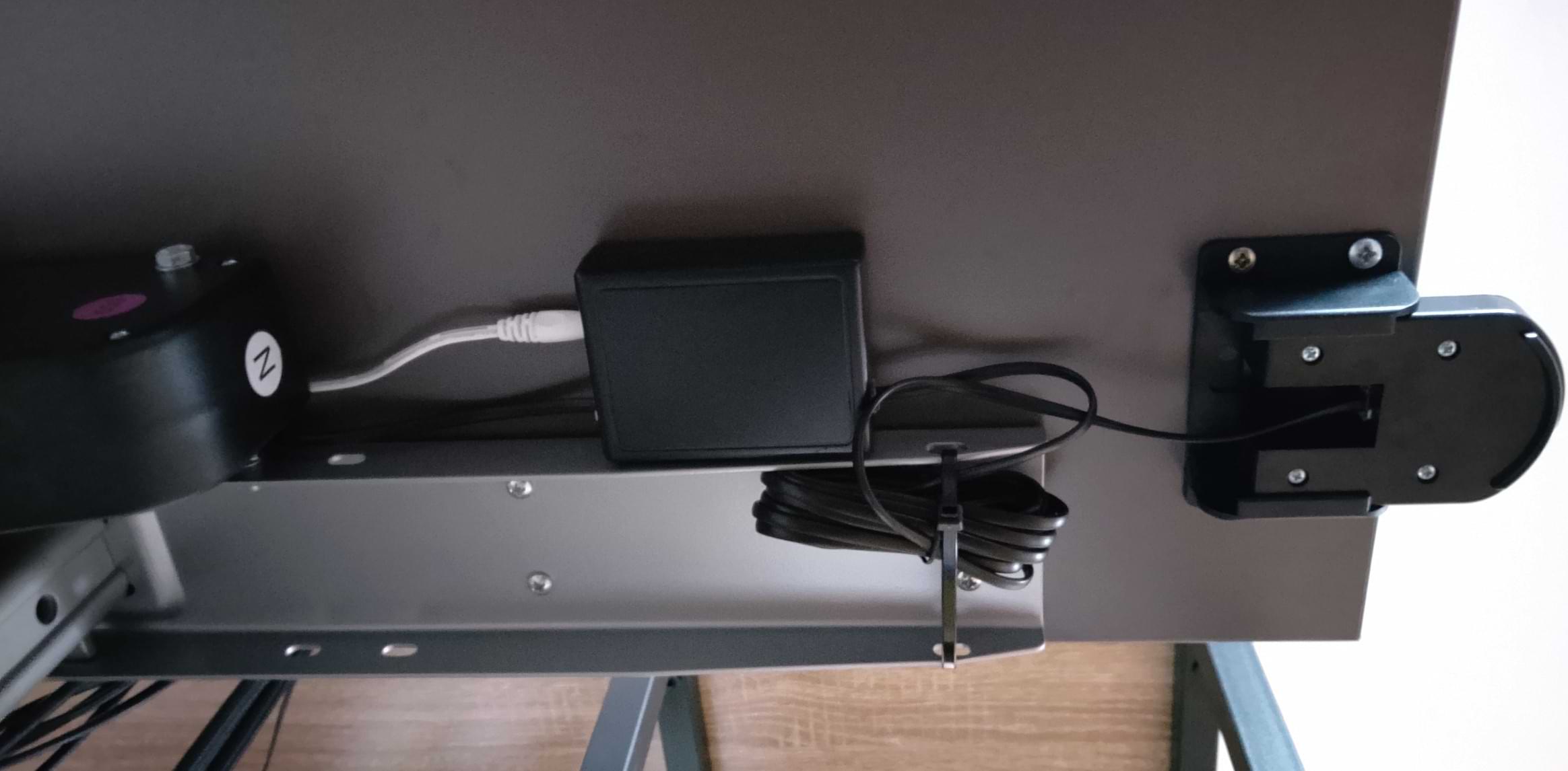 Box am Tisch befestigt